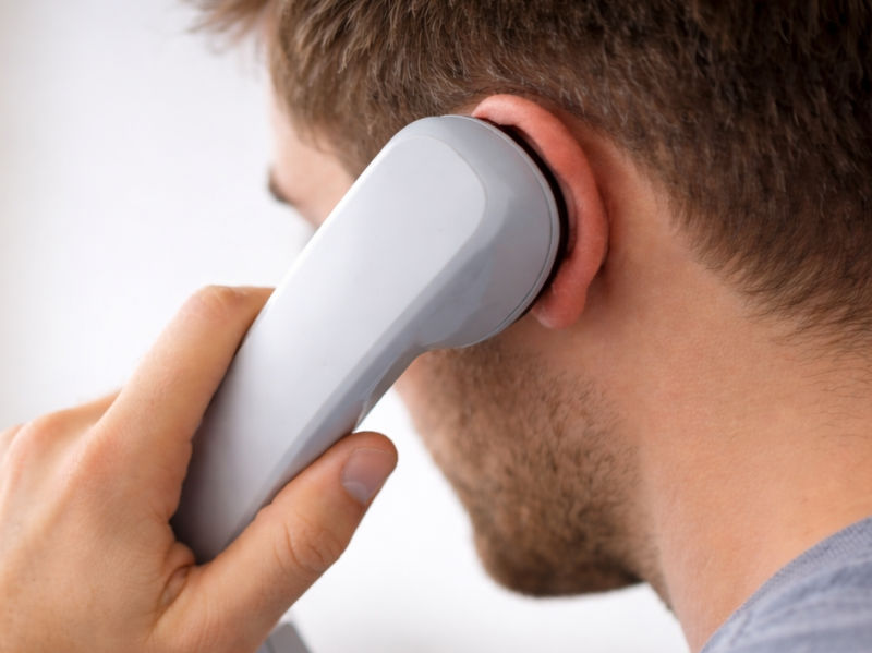 KI-generiertes Symbolbild vom Telefonhörer am Ohr eines Mannes